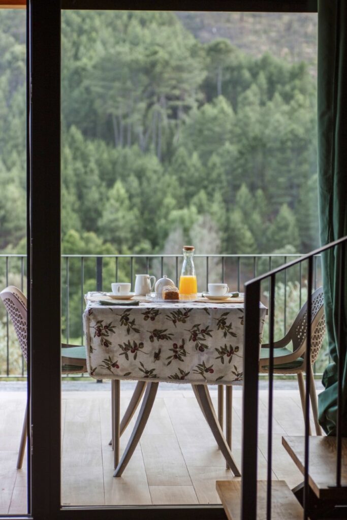 desayuno-vistas-montaña-naturaleza-casa-rural-cielo-hurdes
